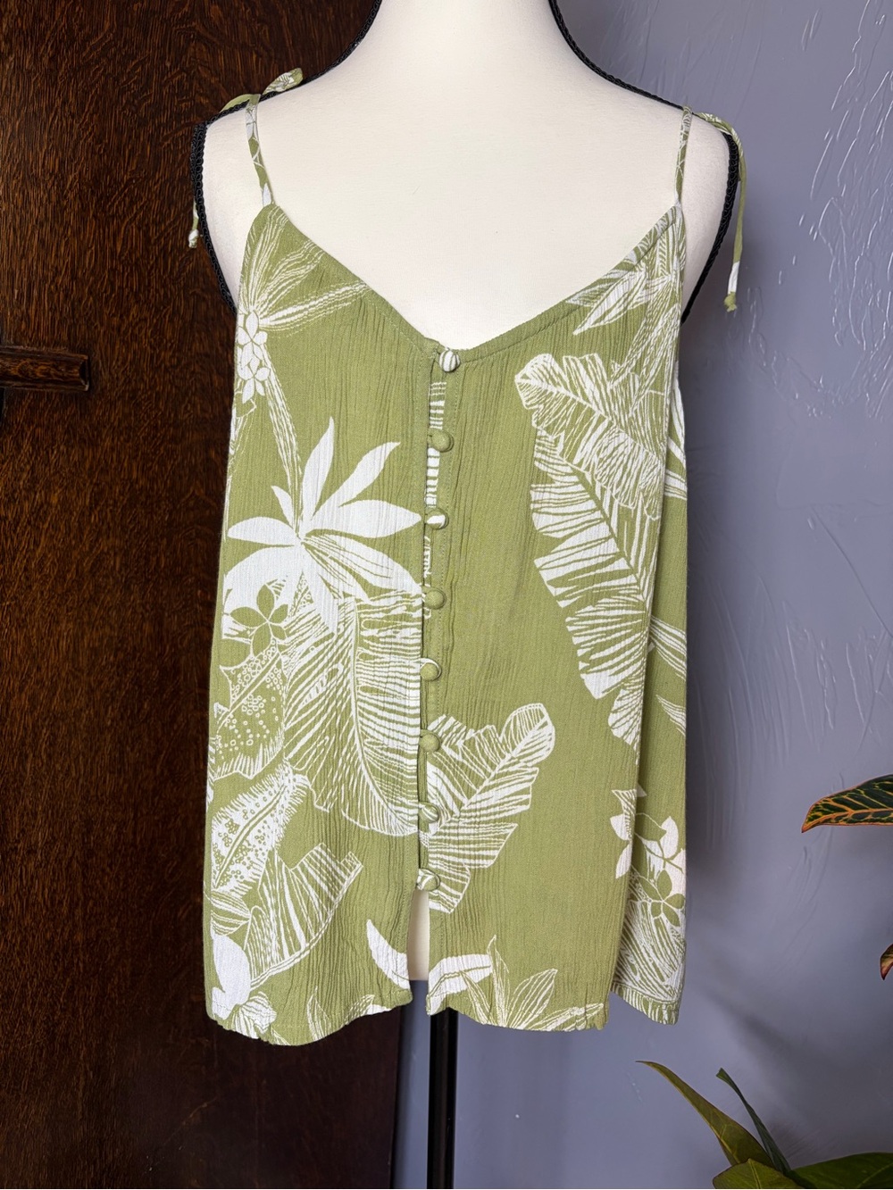 Patrons of Peace Tropical Leaf Print Button-Front Camisole Tank Top